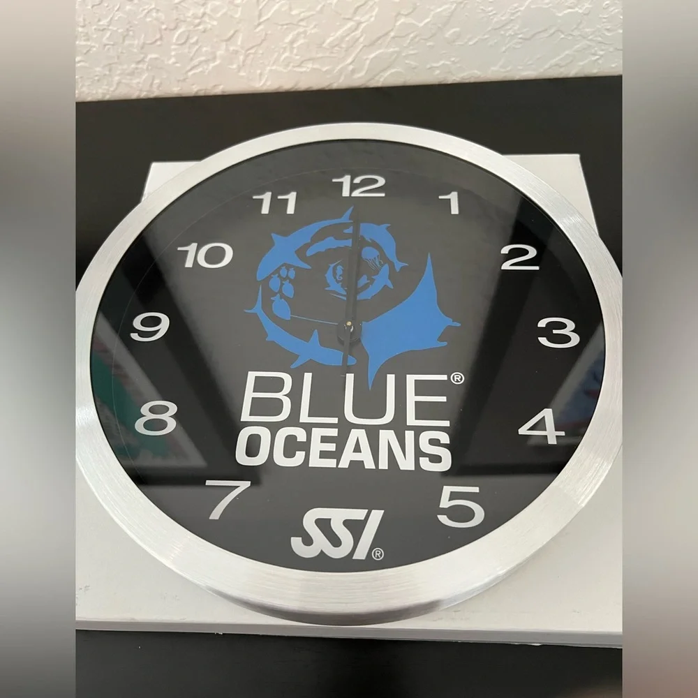 BLUE OCEANS NWOT DECORATIVE THEMED WALL CLOCK- beach house perfect gift.